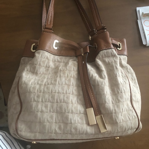 Michael Kors pocket book - Picture 1 of 3